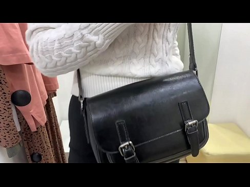 ❤️ فٹنگ روم میں ڈلڈو کے ساتھ نوجوان کتیا فیرل بیری کی عوامی مشت زنی ❤️❌ ہم پر ur.tubsexercom.ru ❤
